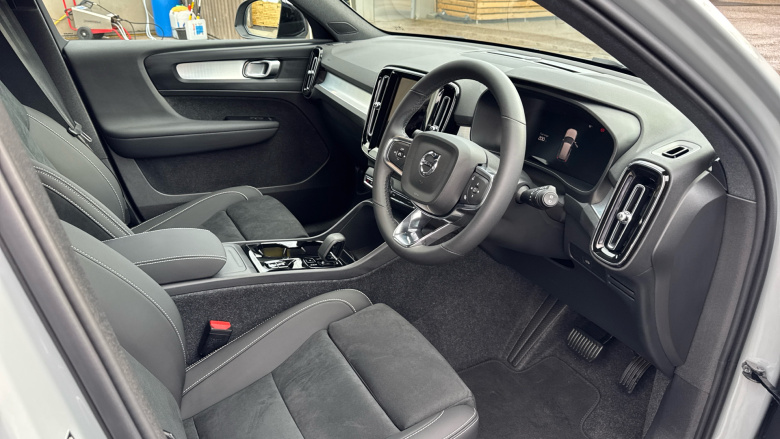 Volvo XC40 2.0 B3P Plus Dark 5dr Auto Petrol Estate